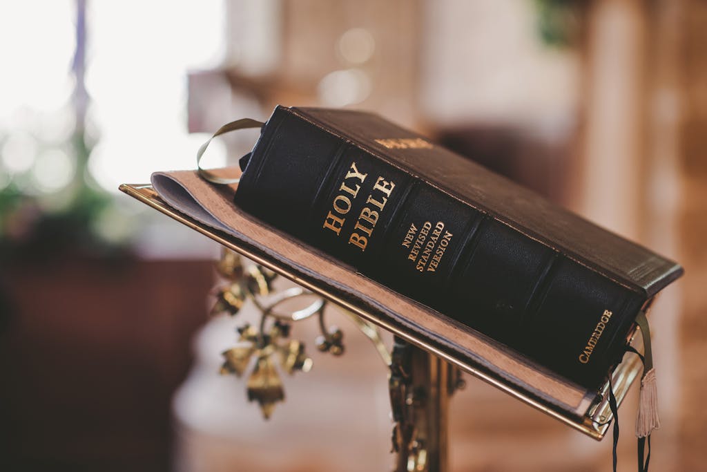 Biblical Meaning of Black Clothes in a Dream: Spiritual Interpretations and Symbolism